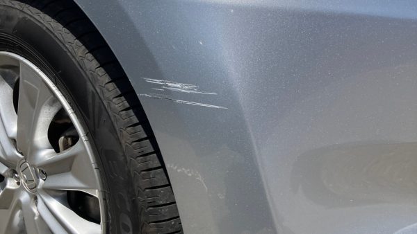 フィットのフロントバンパー傷修理